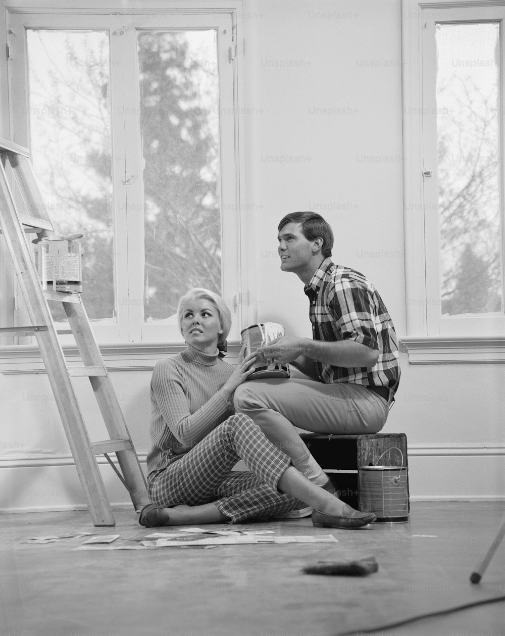 계단 사다리에 앉아 있는 남자와 여자