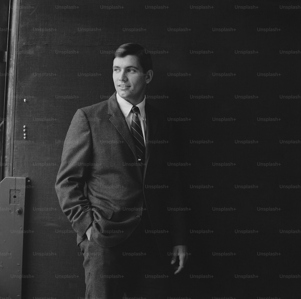 Una foto in bianco e nero di un uomo in giacca e cravatta