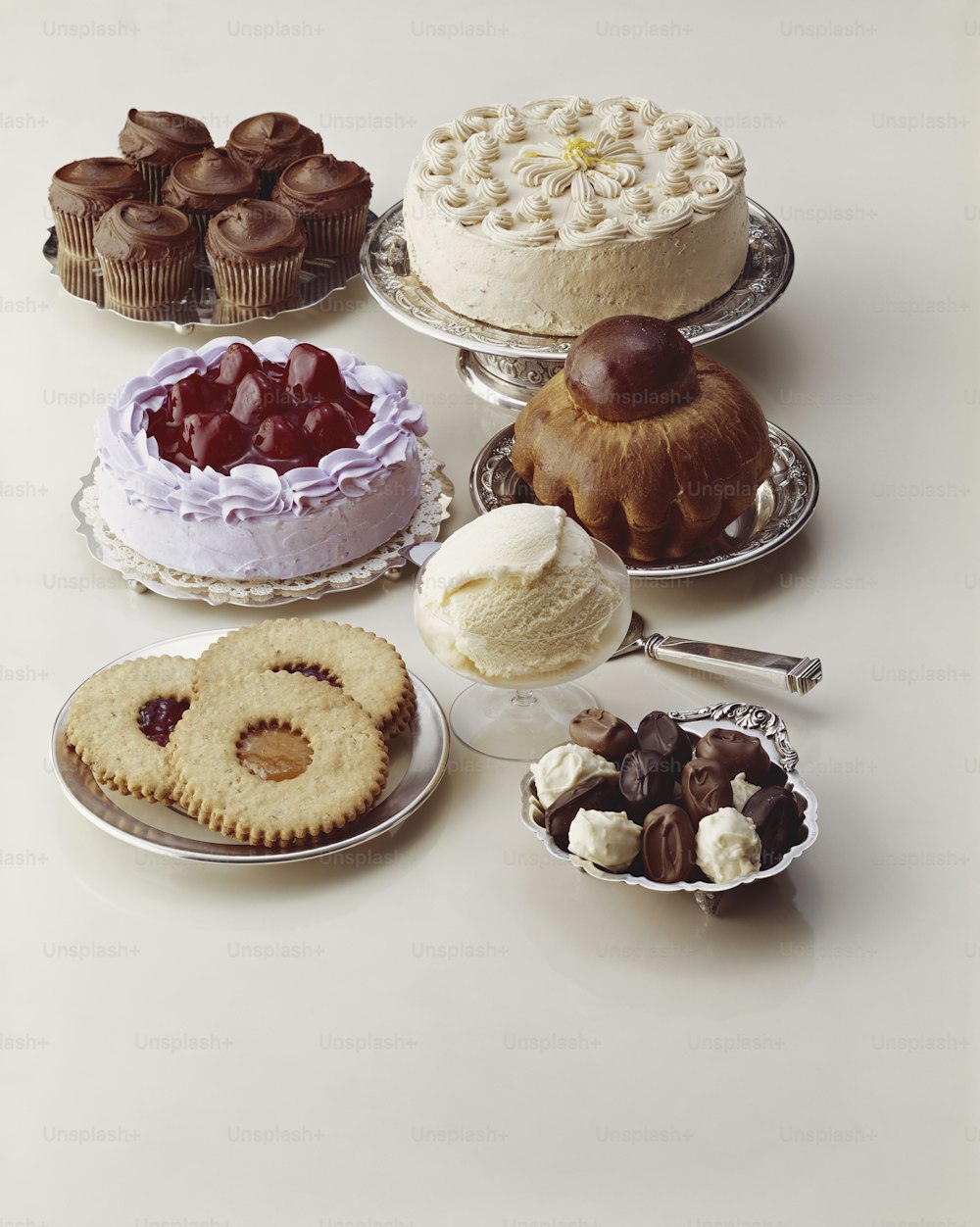 un tavolo sormontato da torte e cupcakes uno accanto all'altro