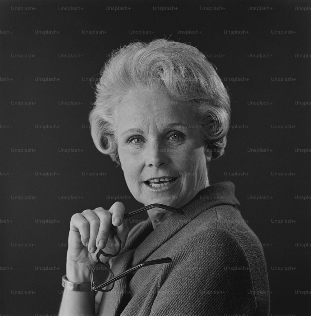 uma foto em preto e branco de uma mulher segurando uma tesoura