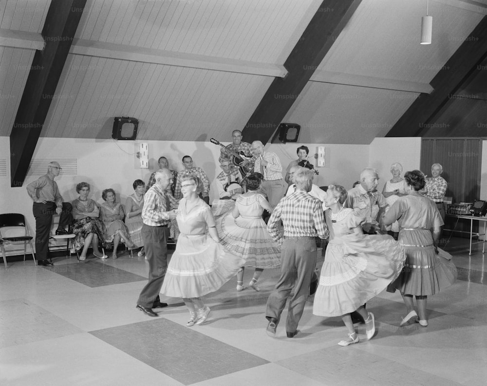 Una foto in bianco e nero di un gruppo di persone che ballano