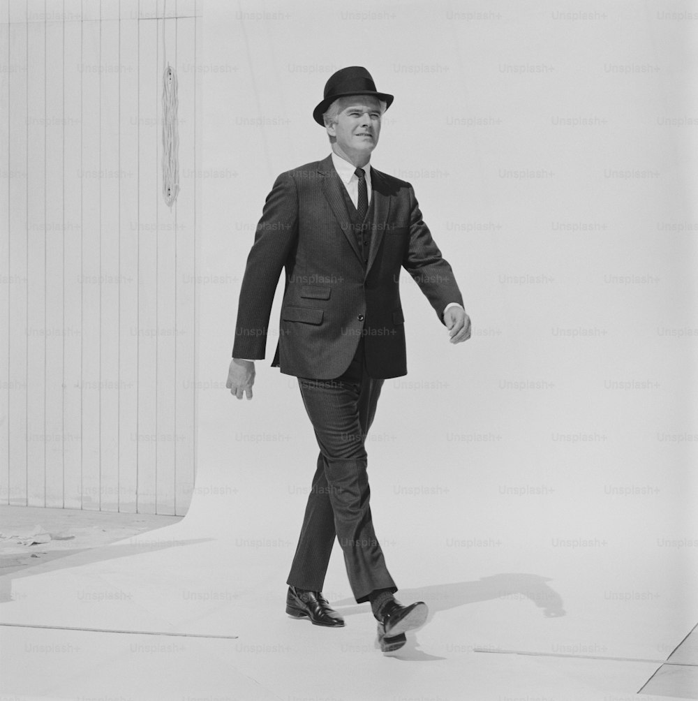 Una foto en blanco y negro de un hombre con traje y sombrero