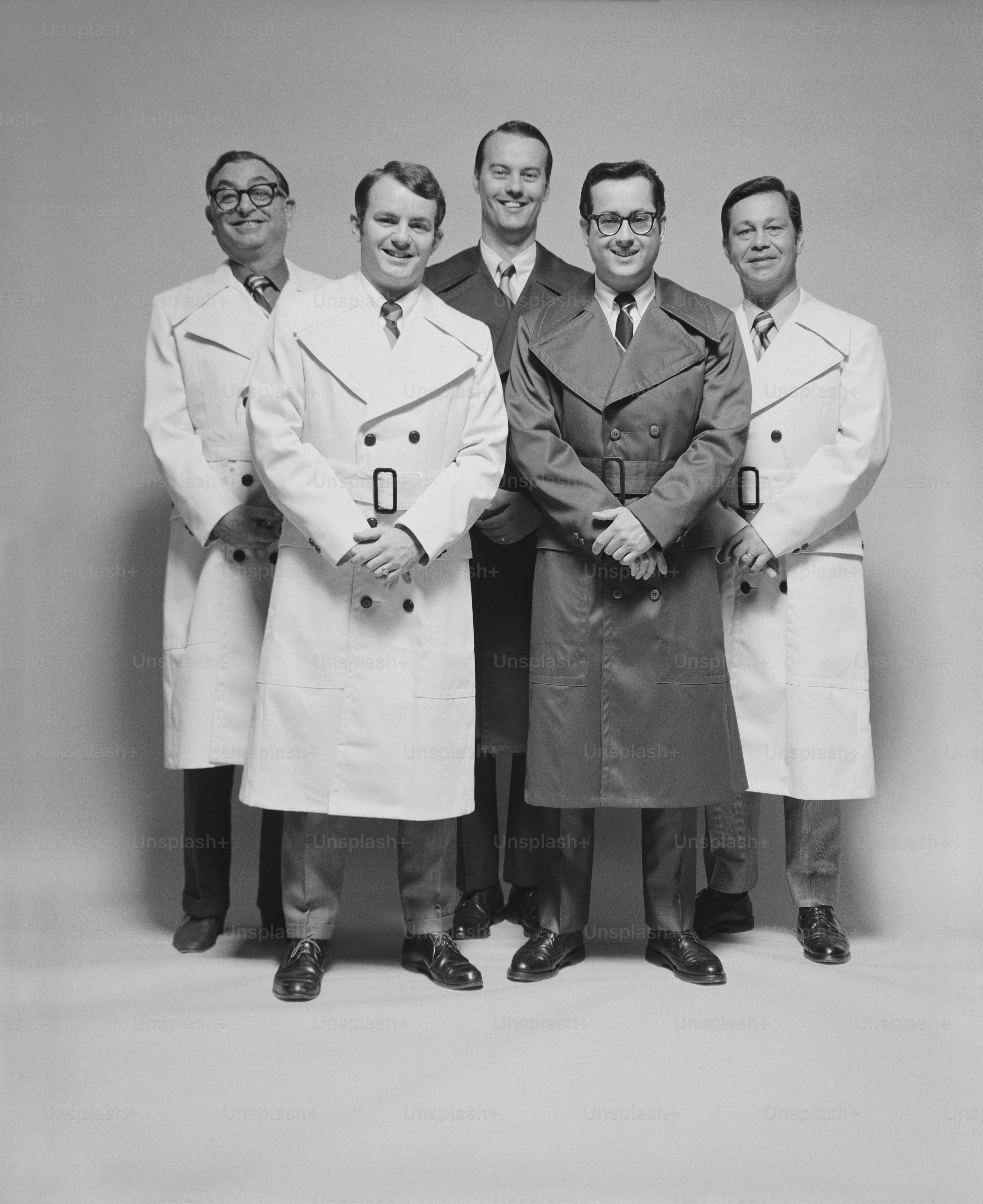 Un grupo de hombres parados uno al lado del otro