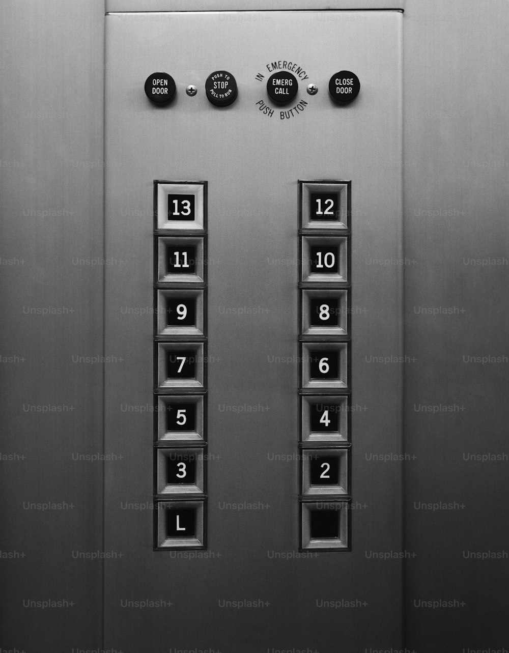 番号が書かれたステンレス製のエレベーター