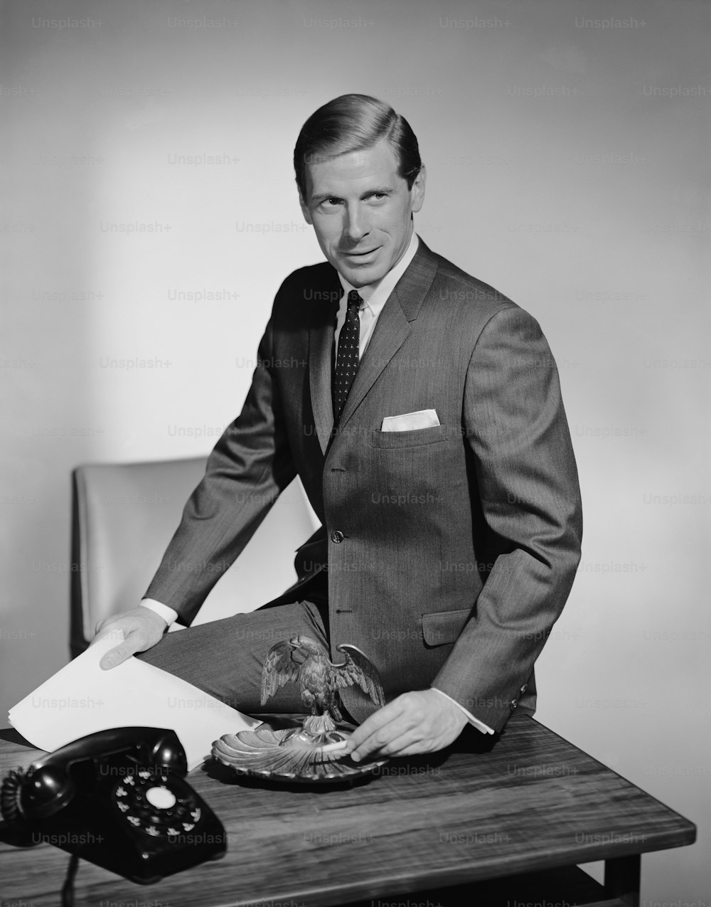 Una foto in bianco e nero di un uomo in giacca e cravatta