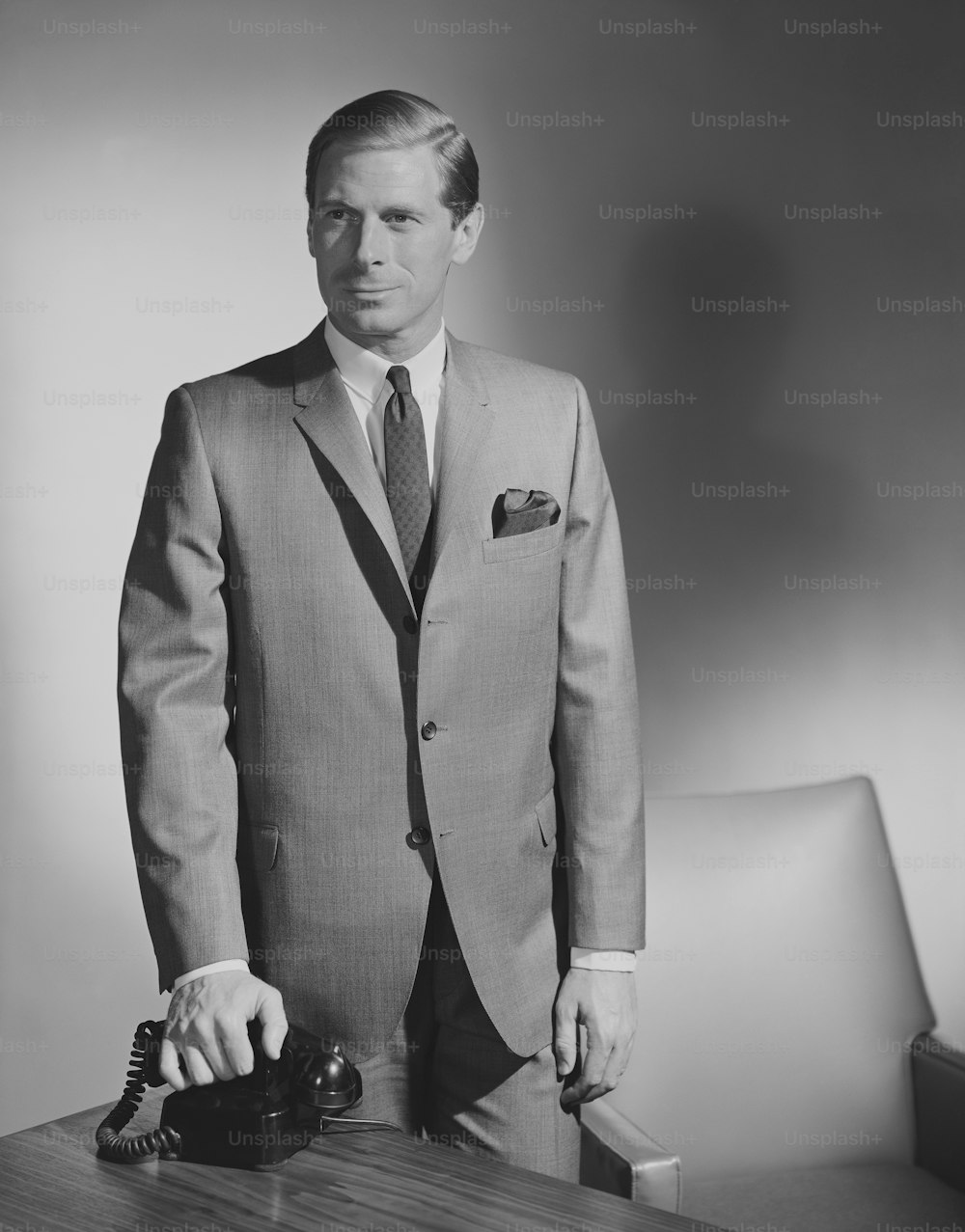 スーツを着た男性の白黒写真
