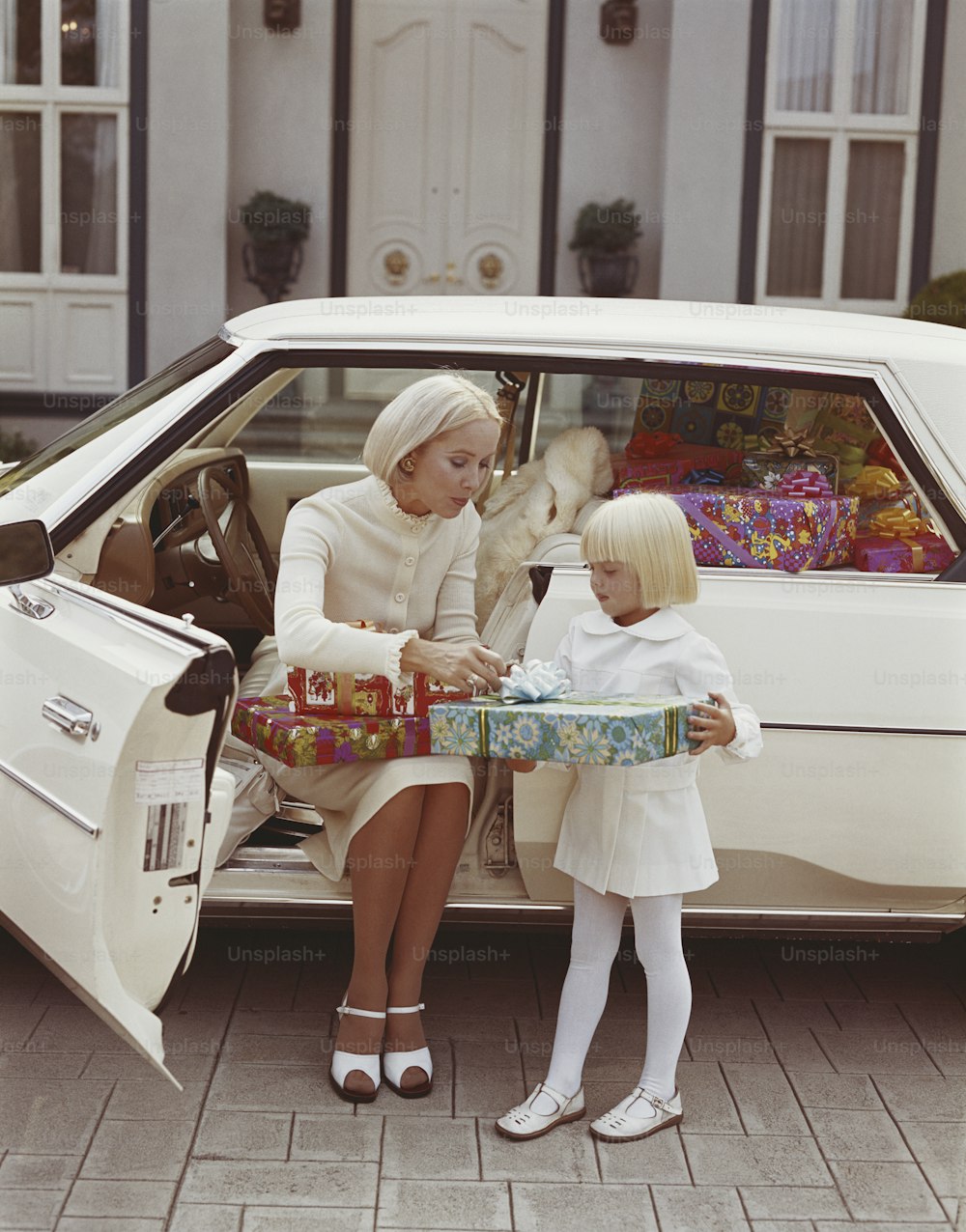 Eine Frau und ein kleines Mädchen sitzen in einem Auto