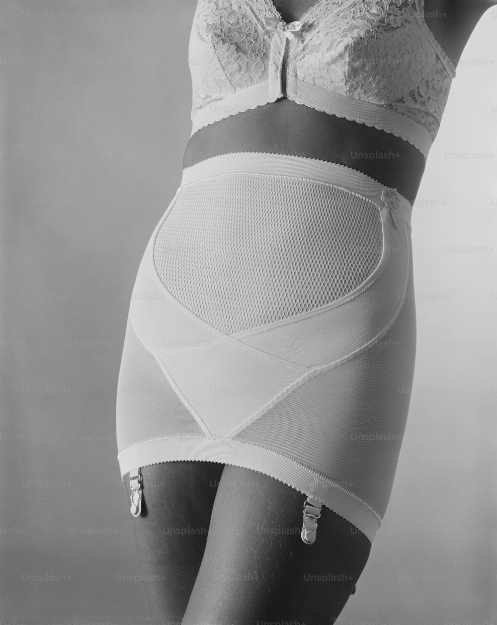 Una mujer con sujetador y bragas en una foto en blanco y negro