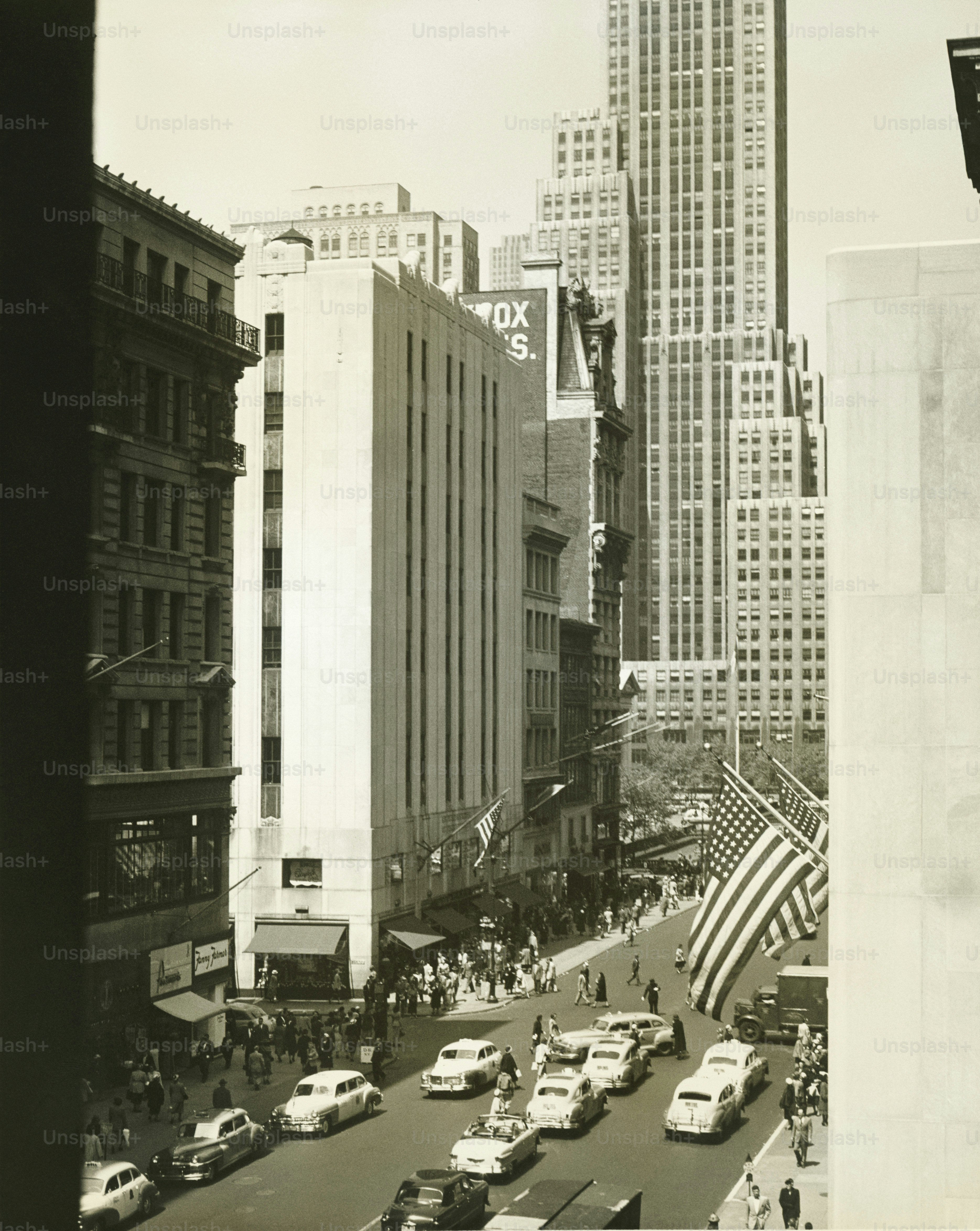Una foto in bianco e nero di una strada della città