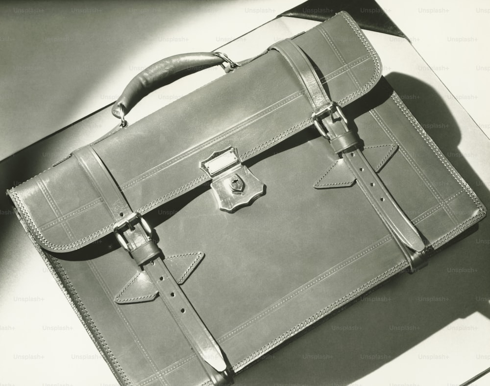 Una foto en blanco y negro de un maletín