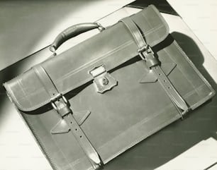 Una foto en blanco y negro de un maletín