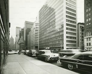 uma foto em preto e branco de uma rua da cidade