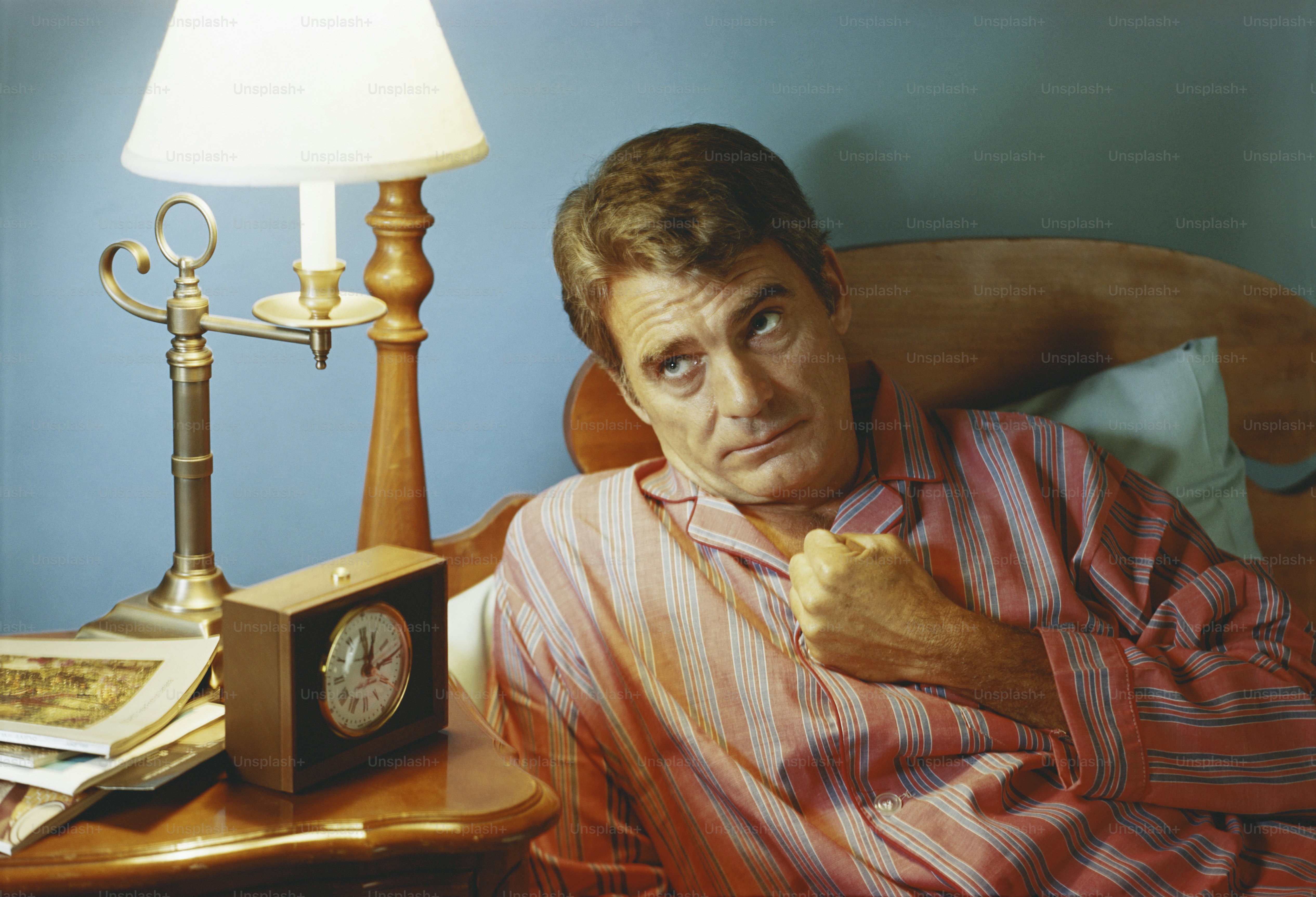 ランプの隣の椅子に座っている男