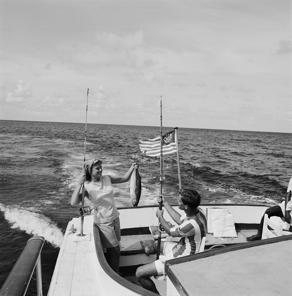 uma foto em preto e branco de pessoas em um barco