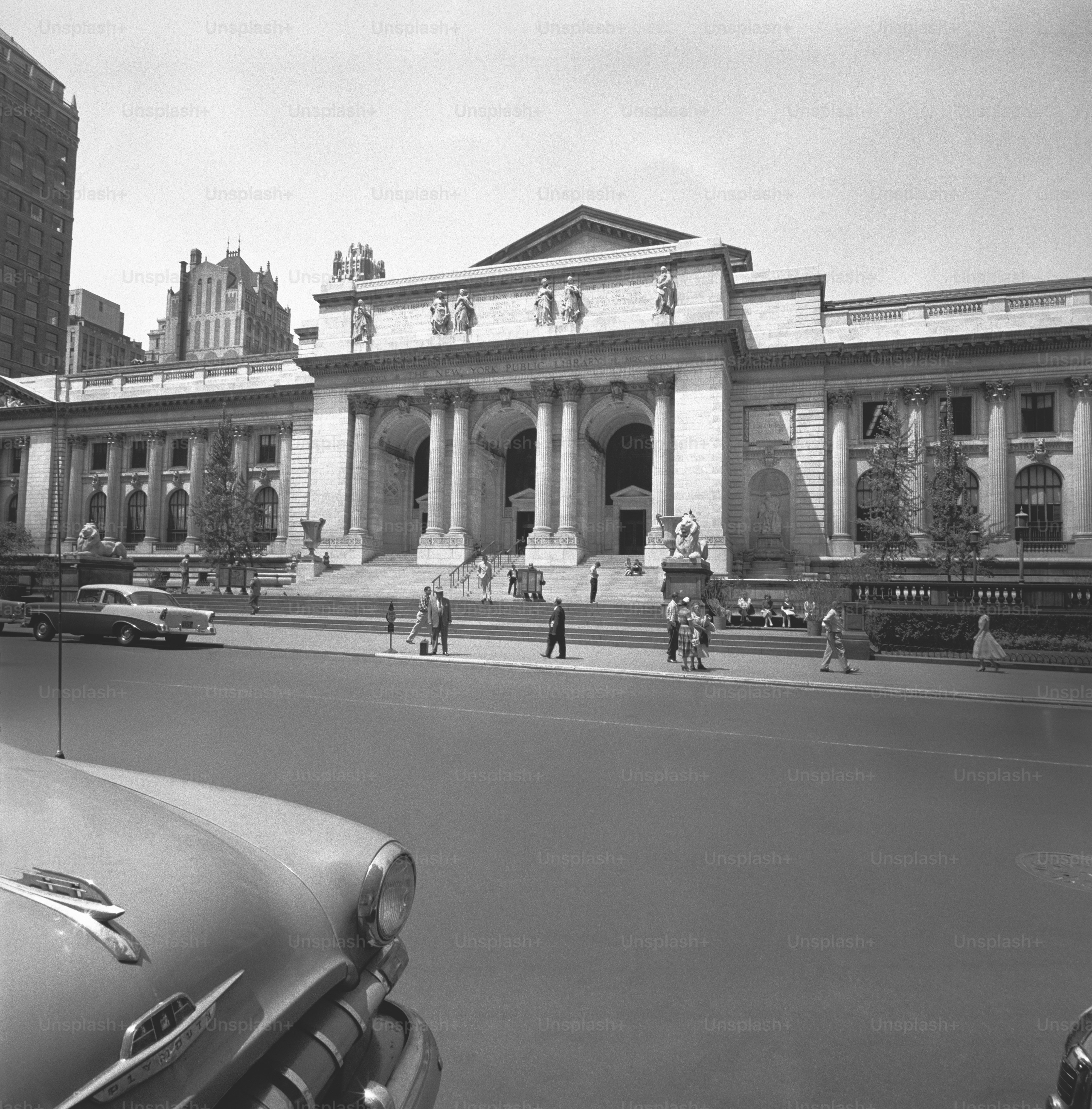 Une photo en noir et blanc d’un grand bâtiment