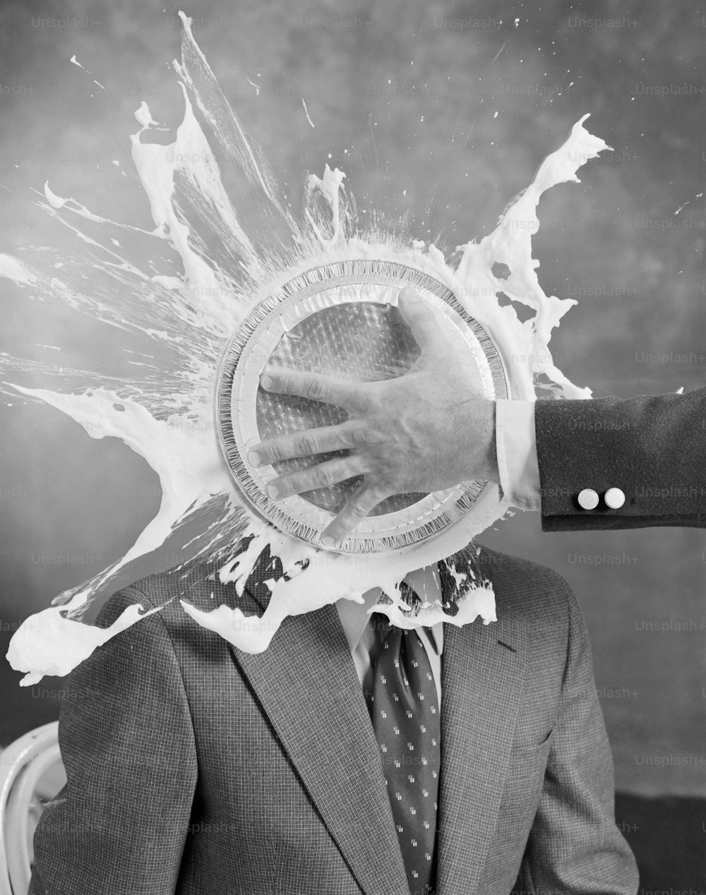 ein Schwarz-Weiß-Foto des Kopfes eines Mannes mit einem Blatt Papier
