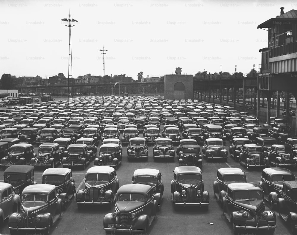 Un gran estacionamiento lleno de muchos autos