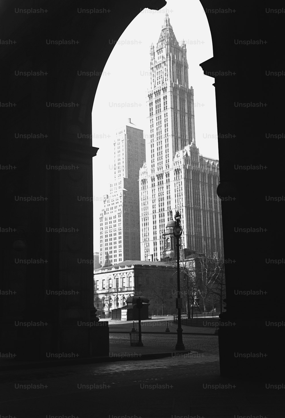 Una foto in bianco e nero di una città