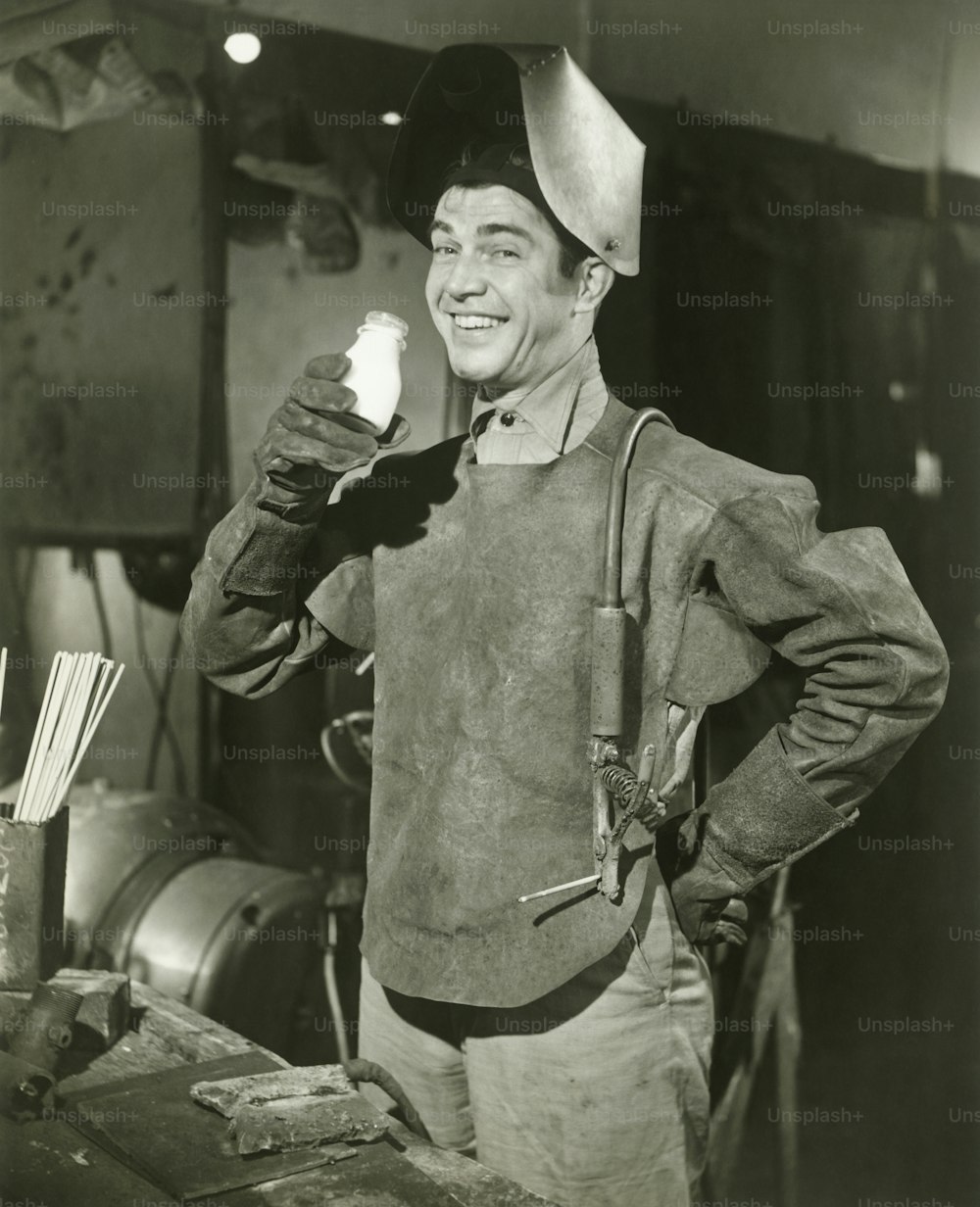 une photo en noir et blanc d’un homme tenant un briquet