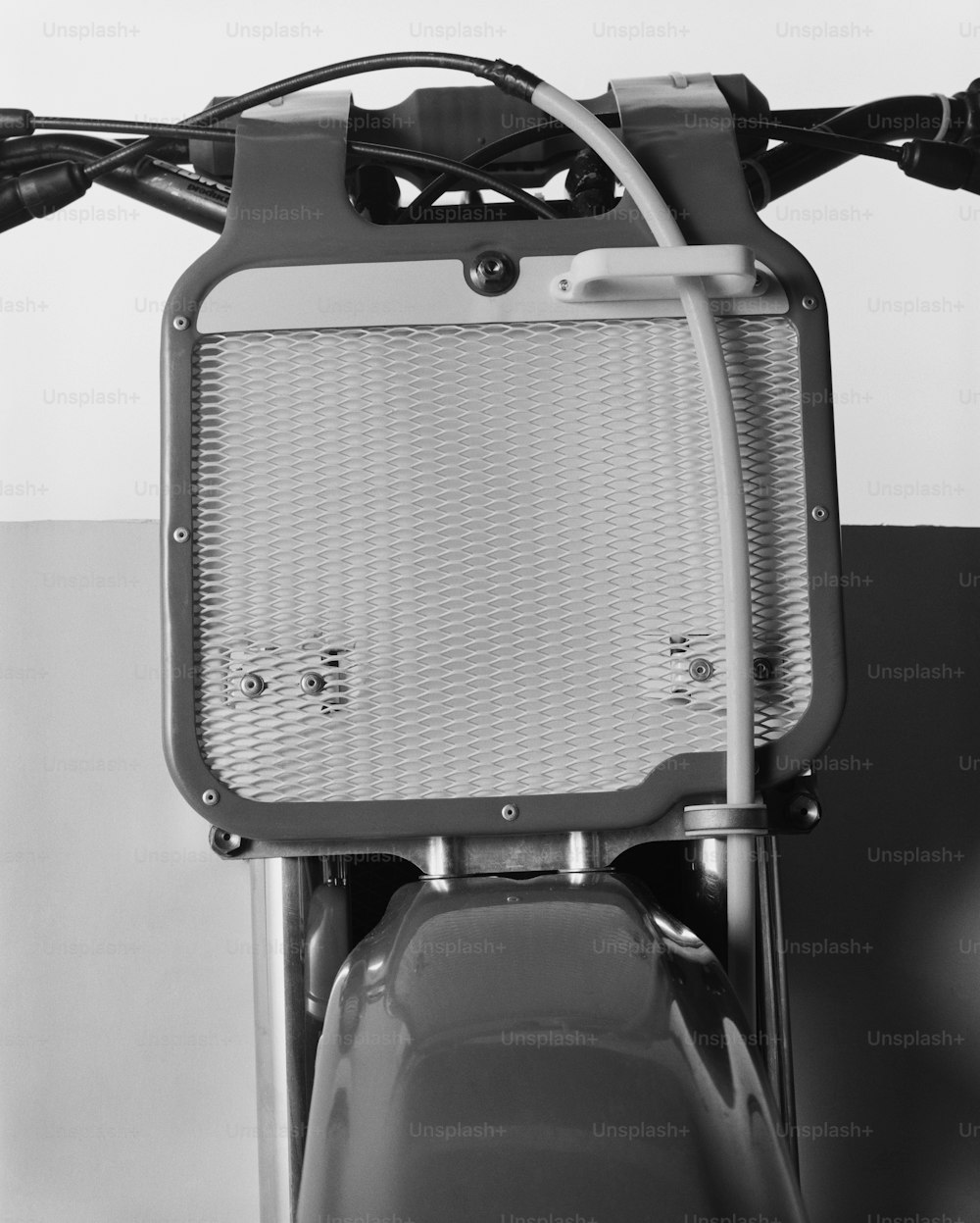 Una foto in bianco e nero di una moto