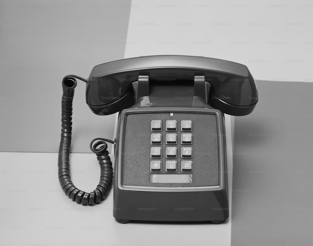 Un telefono vecchio stile seduto sopra un tavolo