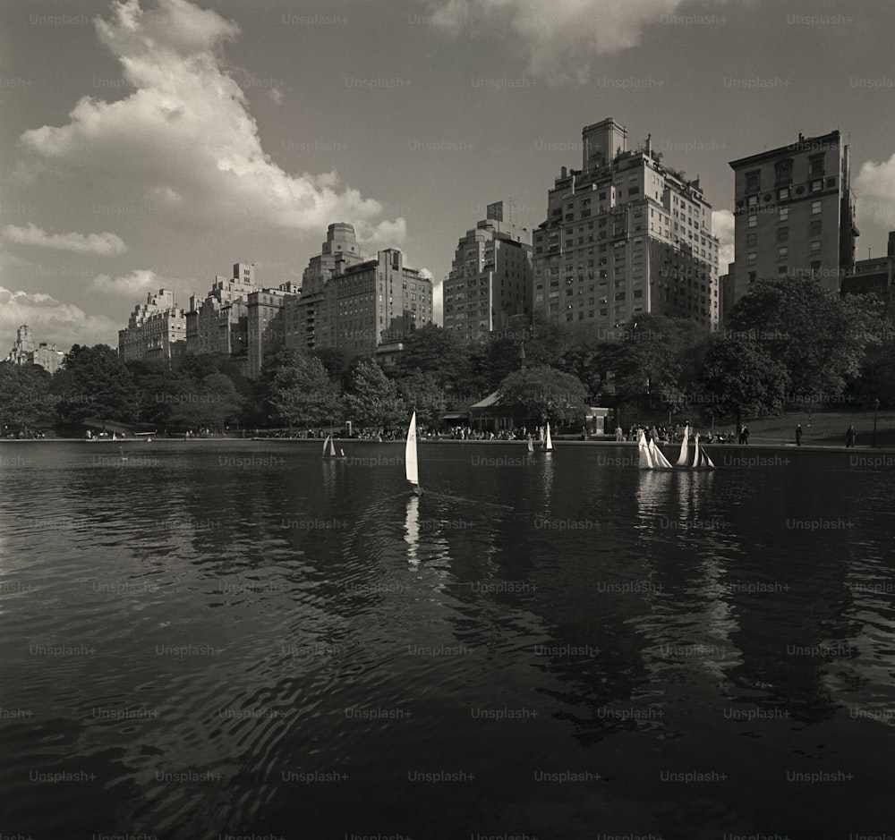 Une photo en noir et blanc d’un lac avec des voiliers