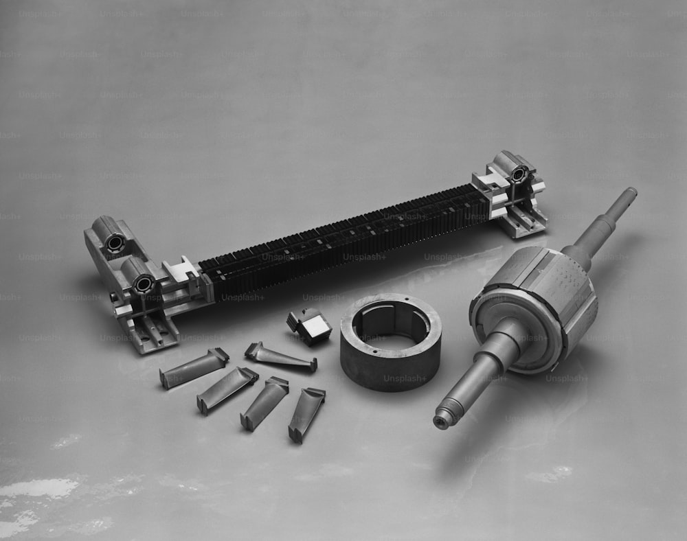 uma foto em preto e branco de uma máquina-ferramenta