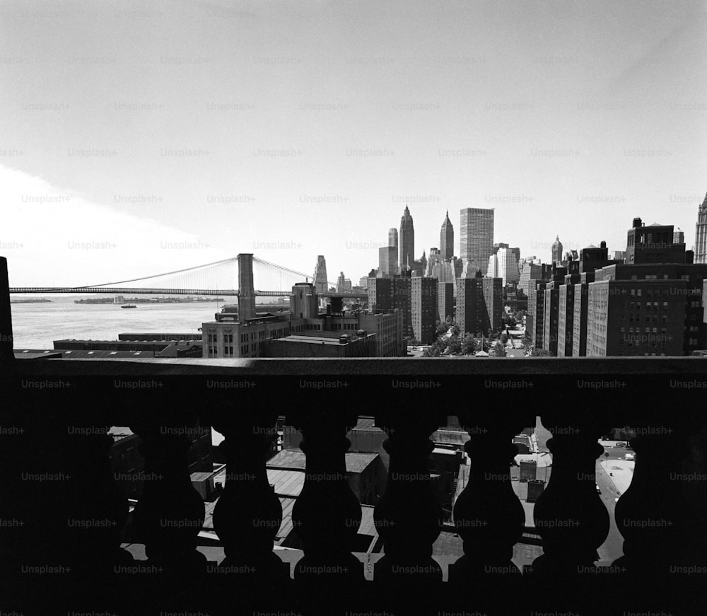 Una foto in bianco e nero di uno skyline della città