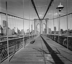 ブルックリン橋の白黒写真