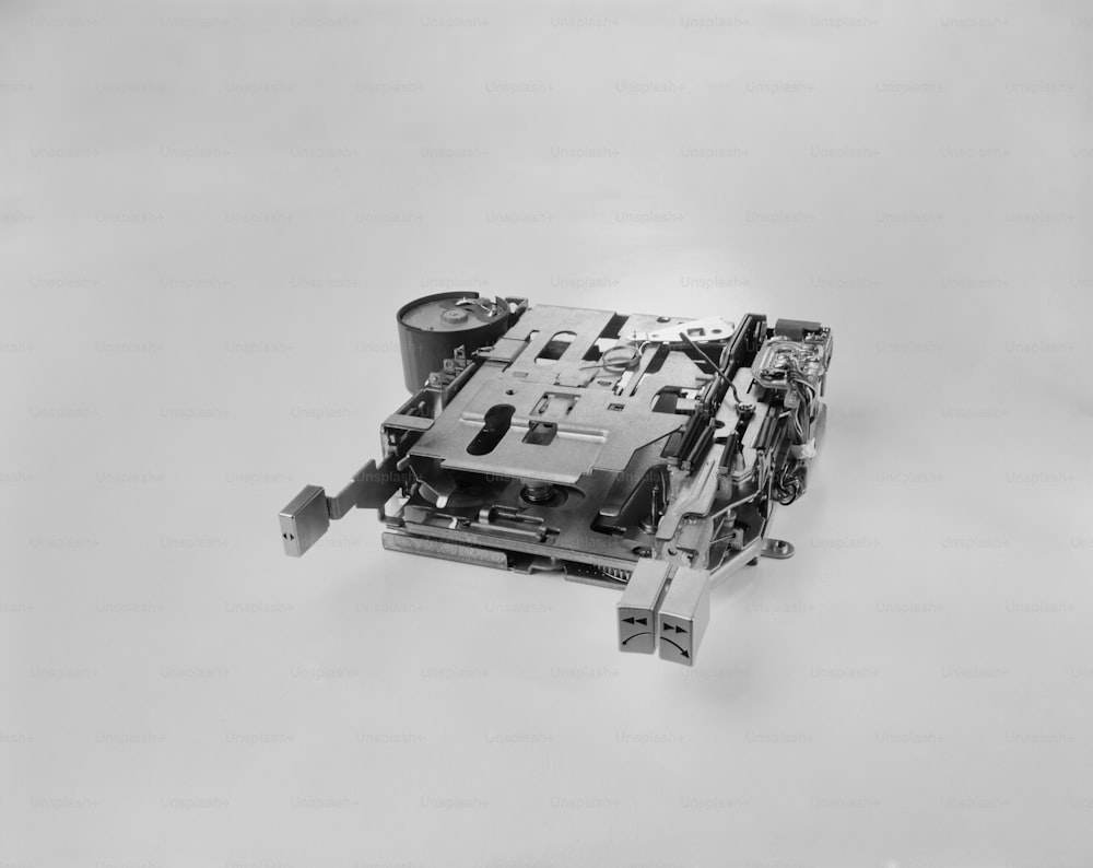 ein Schwarz-Weiß-Foto einer Maschine