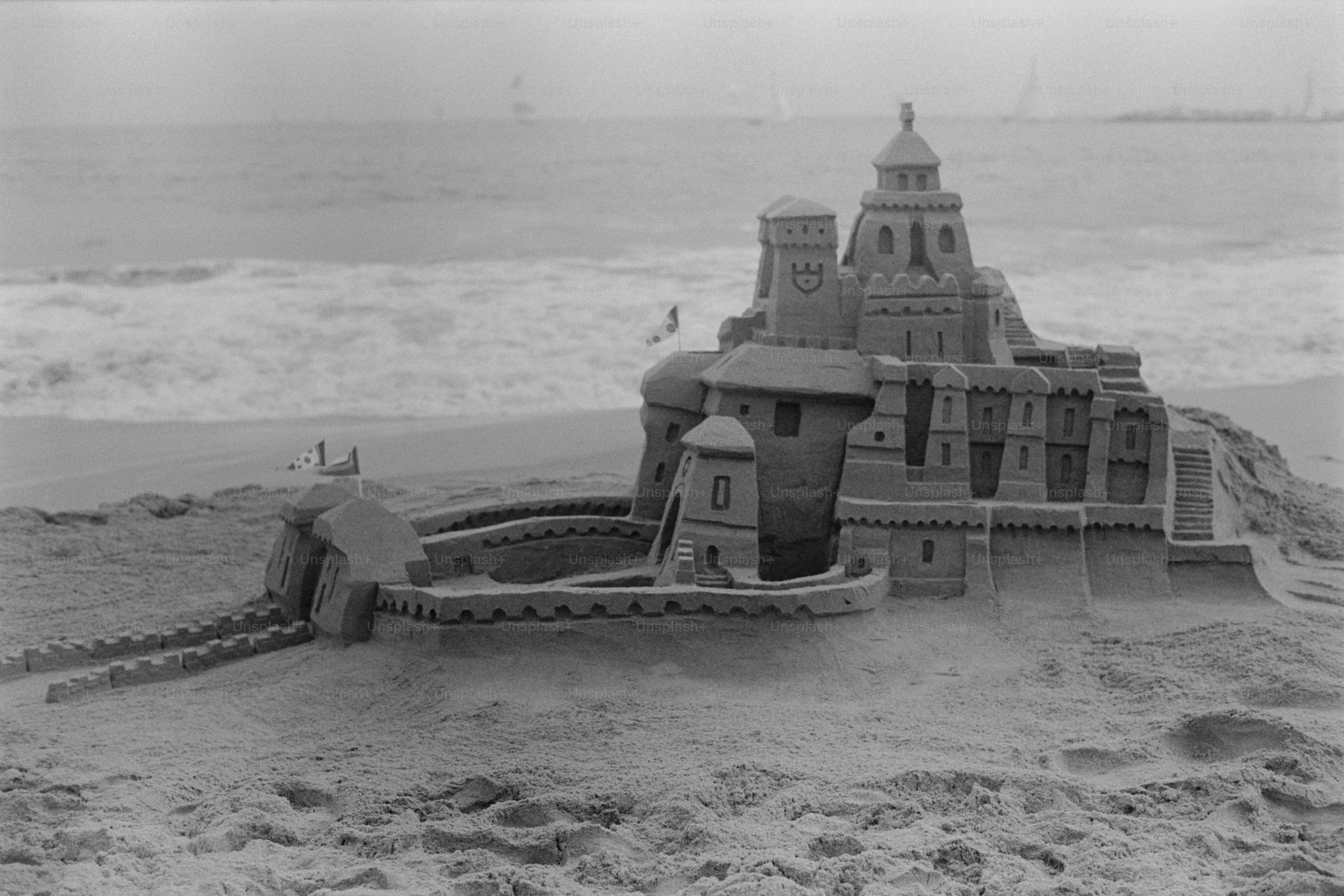 Un château de sable sur une plage près de l’océan