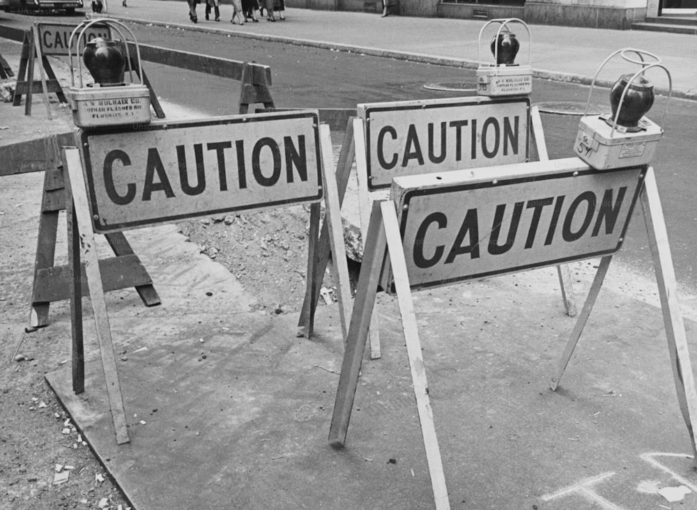 Segnale di avvertimento temporaneo per lavori stradali. (Foto di George Marks/Retrofile RF/Getty Images)