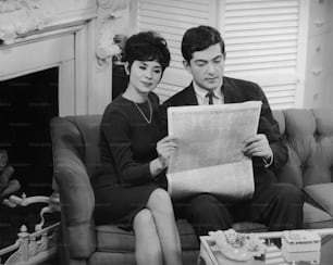 Una joven pareja leyendo juntos el New York Times, alrededor de 1965.