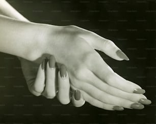 VEREINIGTE STAATEN - CIRCA 1950er Jahre: Nahaufnahme der Hände einer Frau.