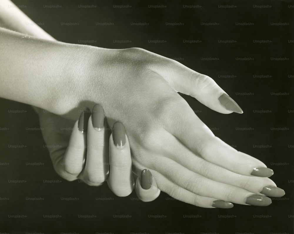 미국 - 1950년대경: 여성의 손을 클로즈업 촬영.