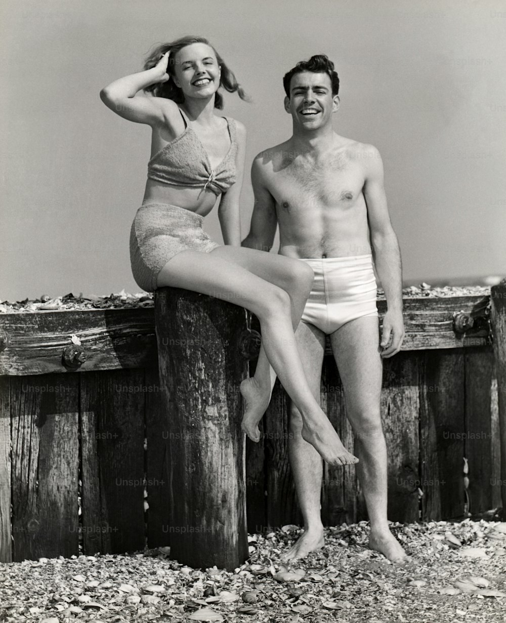 VEREINIGTE STAATEN - CIRCA 1950er Jahre: Paar am Strand stehend.