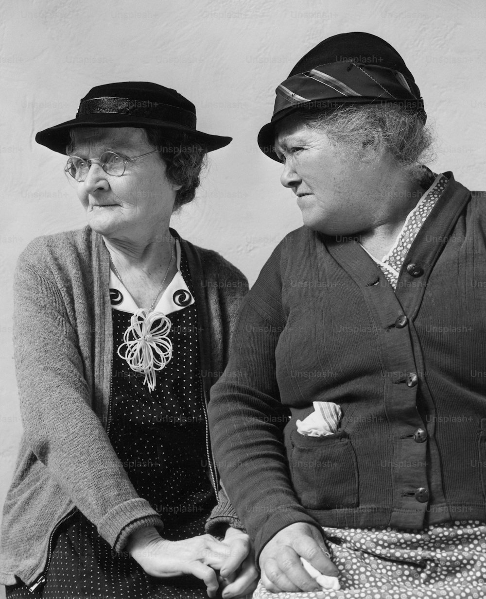 ESTADOS UNIDOS - Alrededor de la década de 1930: Dos mujeres sentadas juntas, hablando.