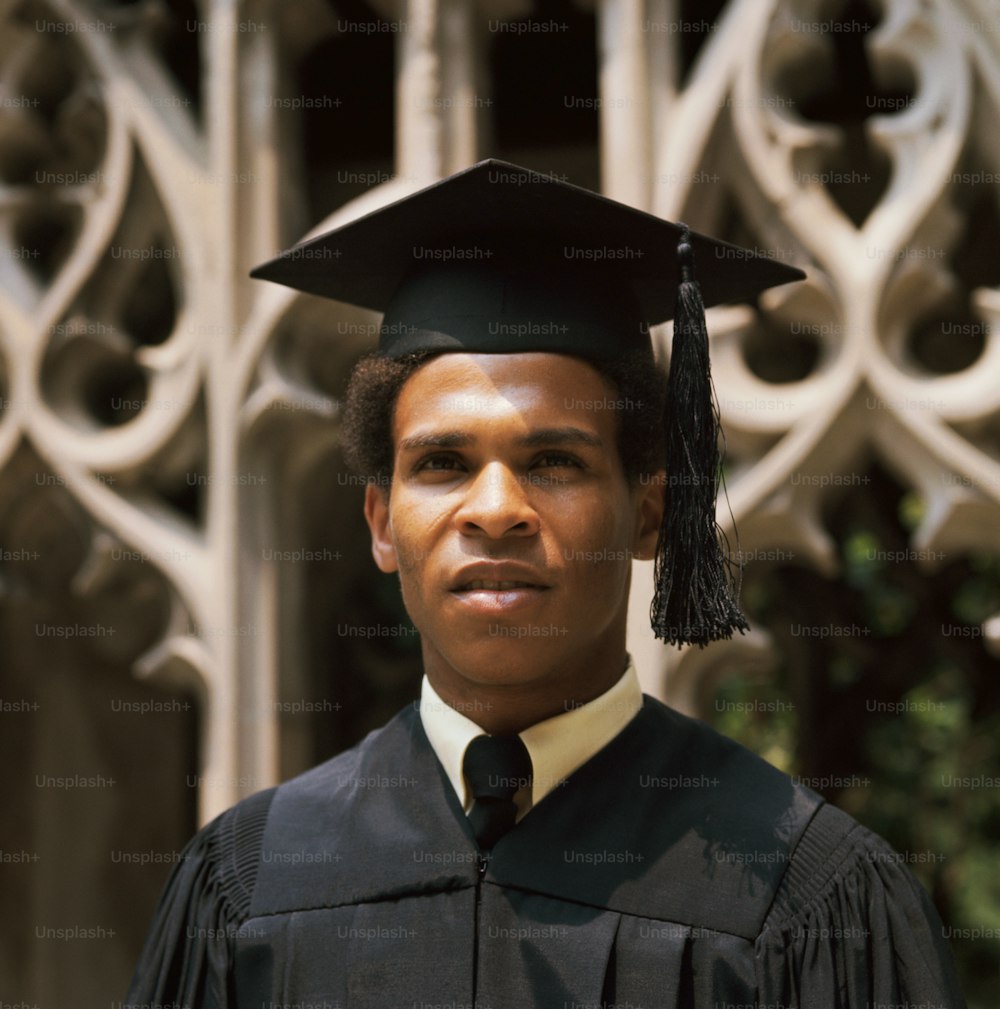 アメリカ合衆国 - 1970年代頃:卒業式でローブとモルタルボードを身に着けた10代の学生。
