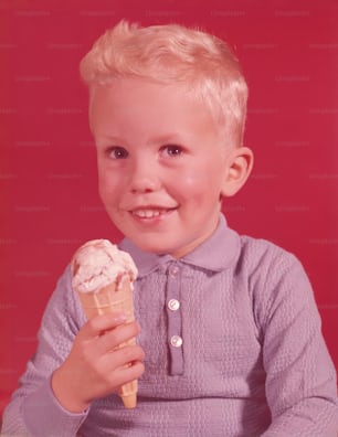 VEREINIGTE STAATEN - CIRCA 1950er: Junge mit Eistüte.
