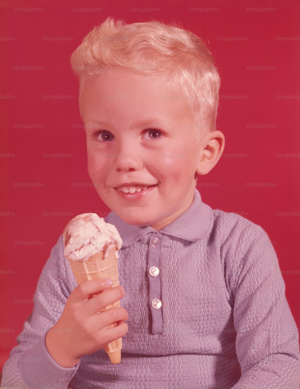 ÉTATS-UNIS - Circa 1950s : Garçon avec cornet de crème glacée.