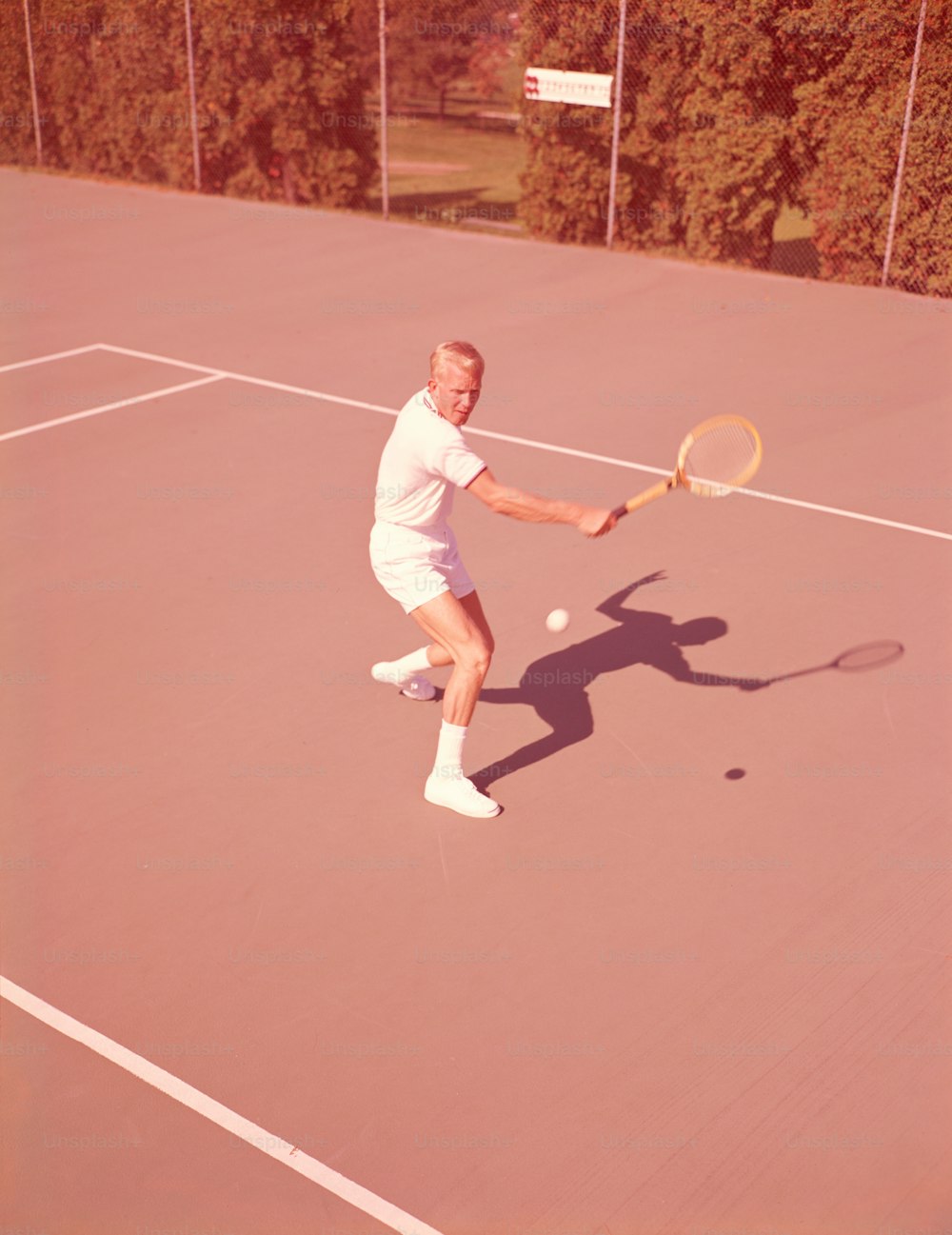 ESTADOS UNIDOS - Alrededor de la década de 1950: Hombre jugando al tenis.