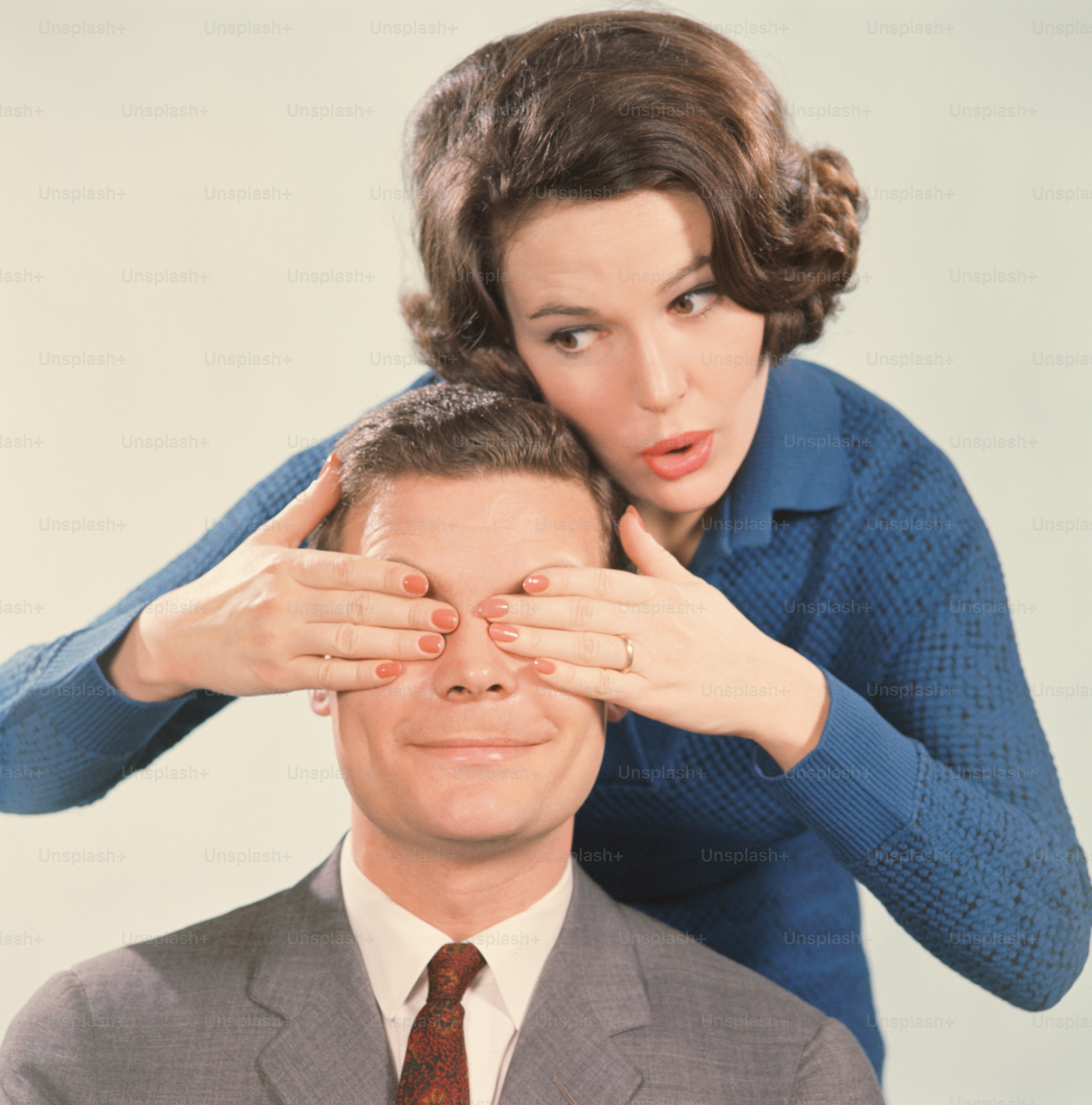 VEREINIGTE STAATEN - CIRCA 1960er Jahre: Frau bedeckt die Augen eines Mannes mit Händen.