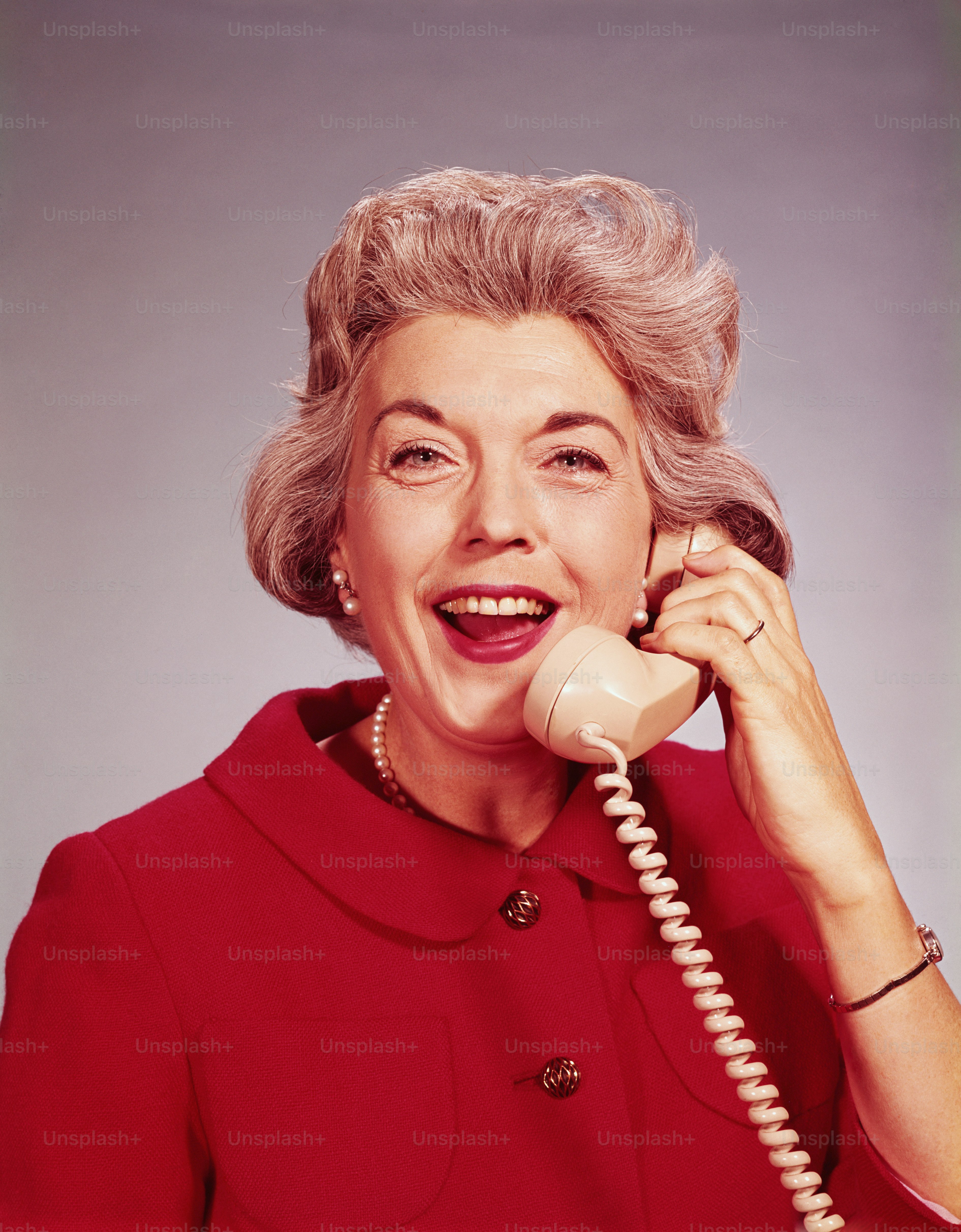 ETATS-UNIS - Vers les années 1960 : Femme mûre parlant au téléphone.