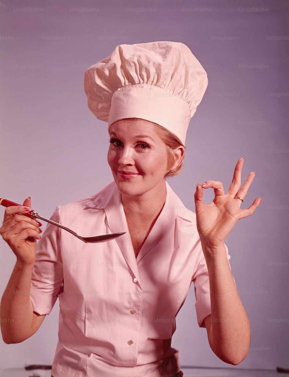 ÉTATS-UNIS - Circa 1960s : Femme chef souriant et faisant signe « ok ».