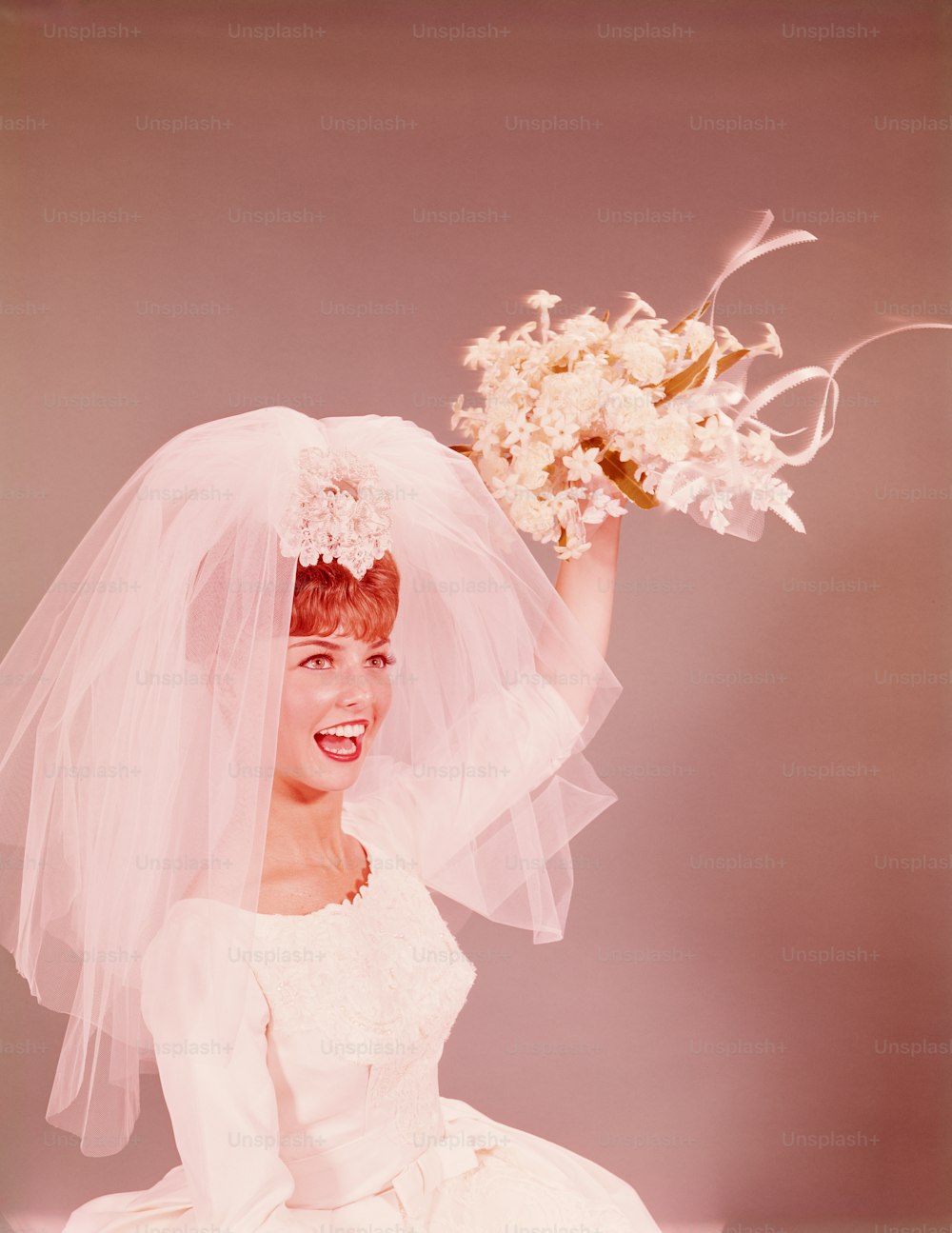 VEREINIGTE STAATEN - CIRCA 1950er Jahre: Braut bereitet sich darauf vor, Blumenstrauß zu werfen.