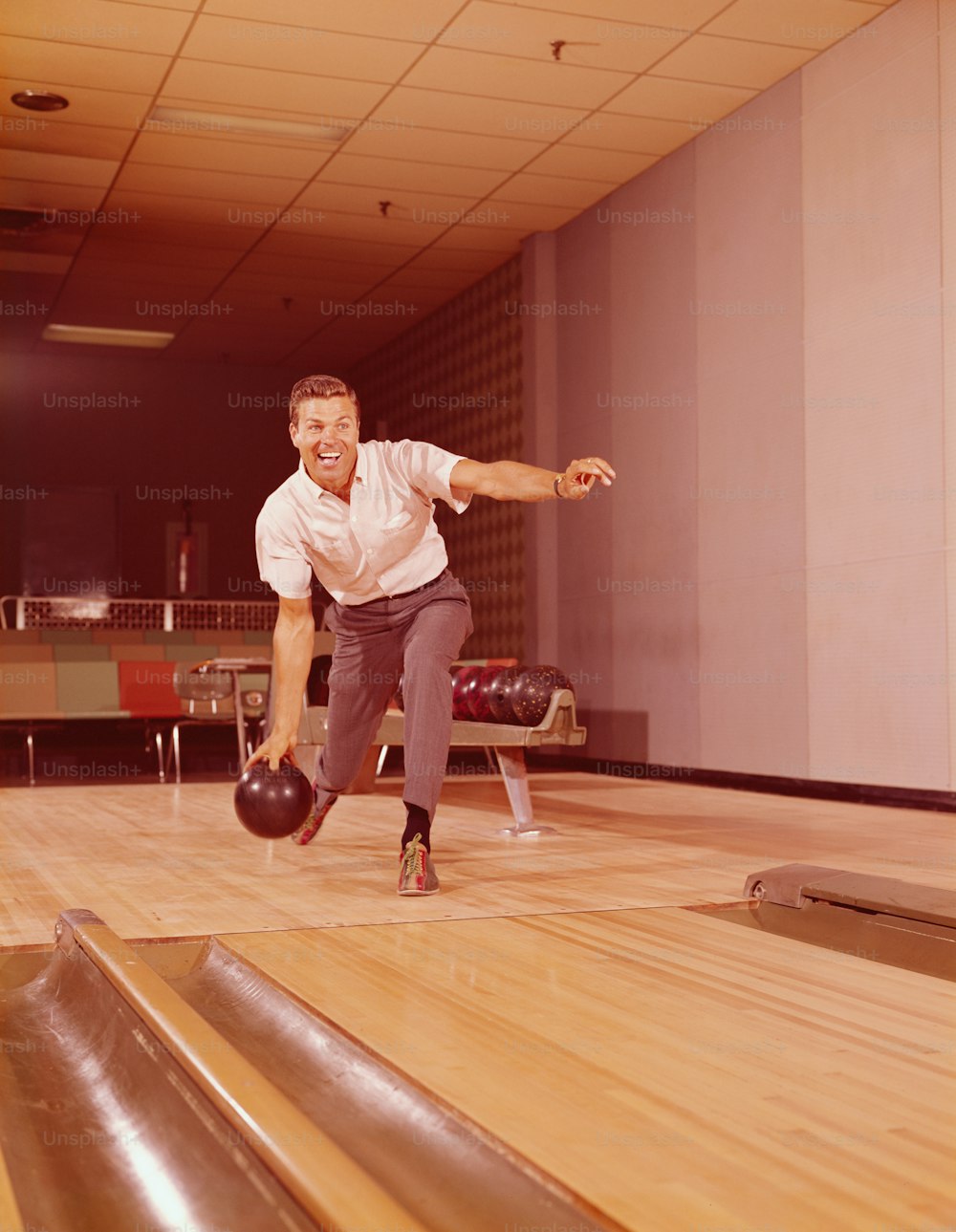 VEREINIGTE STAATEN - CIRCA 1960er Jahre: Man Bowling.