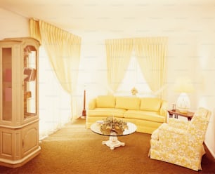アメリカ - 1970年代頃:金色のカーペットと黄色のソファが置かれたリビングルームのインテリア。