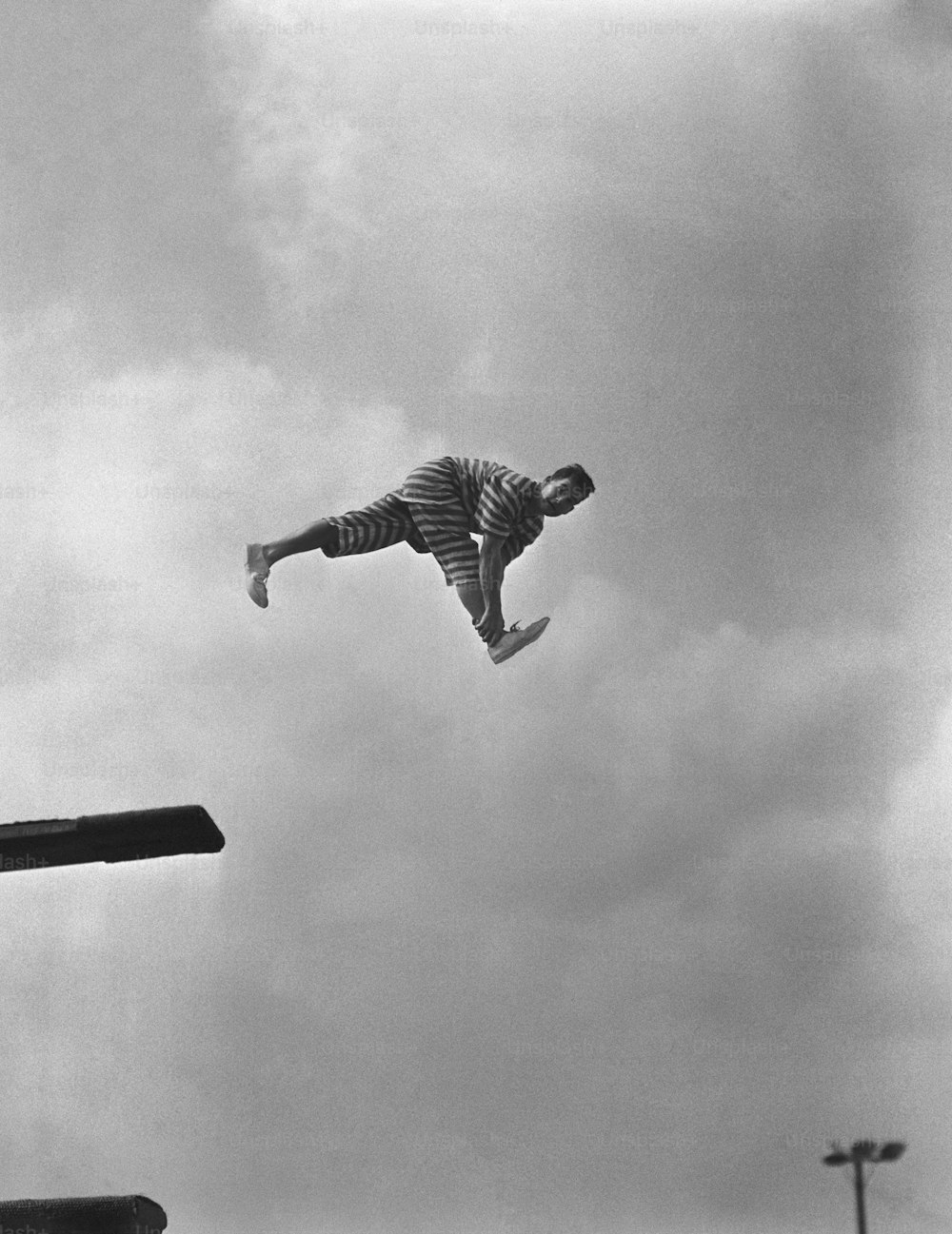 미국 - 1960년대경: 다이빙 보드에 광대.