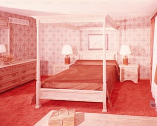 ESTADOS UNIDOS - CIRCA 1970s: Cama con dosel en el dormitorio con alfombras de pelo largo de pared a pared.