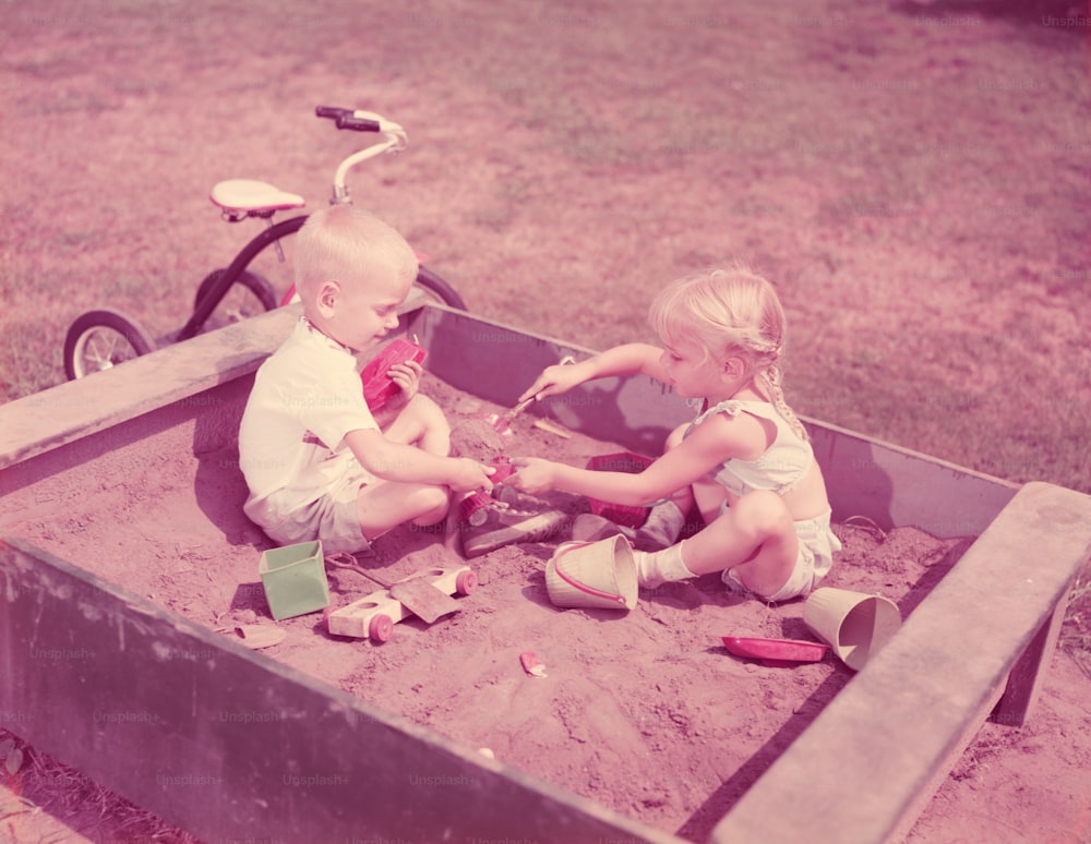 アメリカ合衆国 - 1950年代頃:砂場で遊ぶ少年少女。